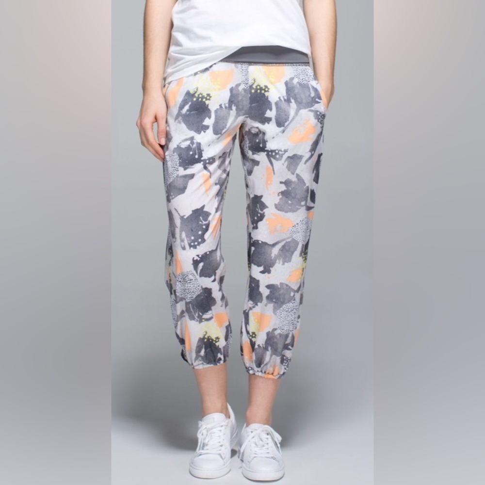 Lululemon Om Pant
Mini Art Pop White Multi / Slate EUC